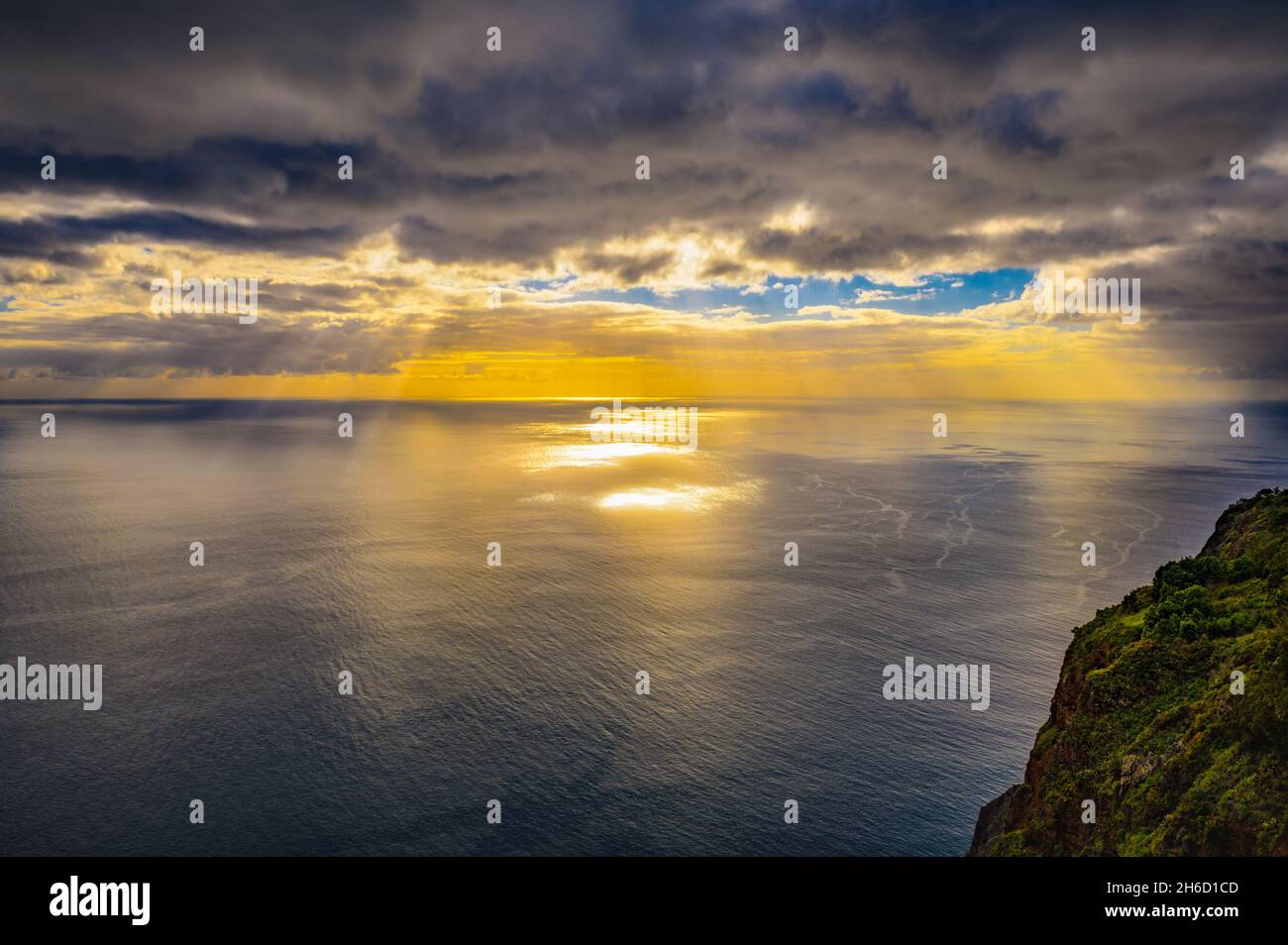 Vista aérea de la puesta de sol sobre el Océano Atlántico vista desde Madeira, Portugal Foto de stock