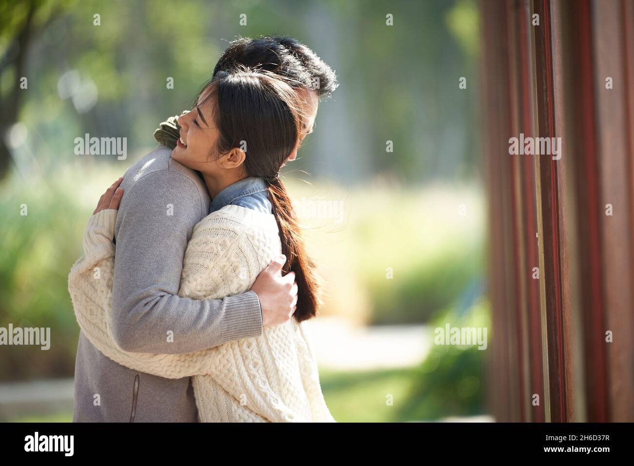 pareja asiática joven que data abrazando al aire libre en el parque Foto de stock