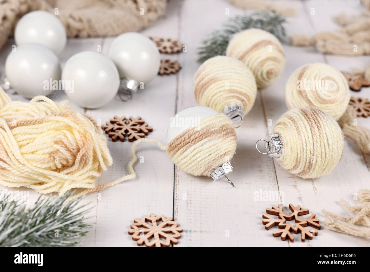 Hazlo tú mismo estilo boho adornos navideños de bolas con cordón de color crema Foto de stock