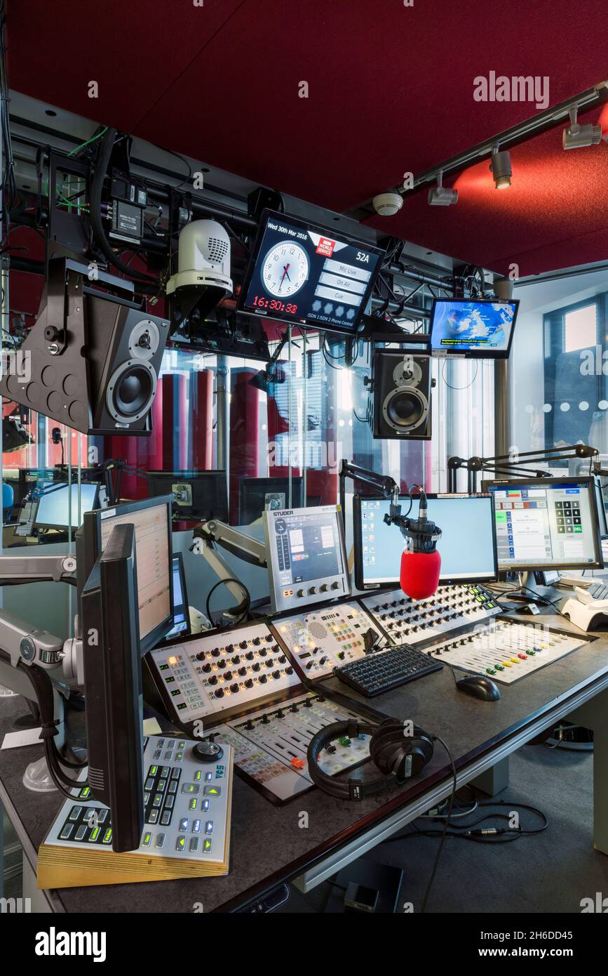 Estudio de radio, New Broadcasting House, Portland Place, Marylebone,  Londres, 2016. Vista interior de un estudio de radio del Servicio Mundial  en la nueva extensión del edificio de la sede de la