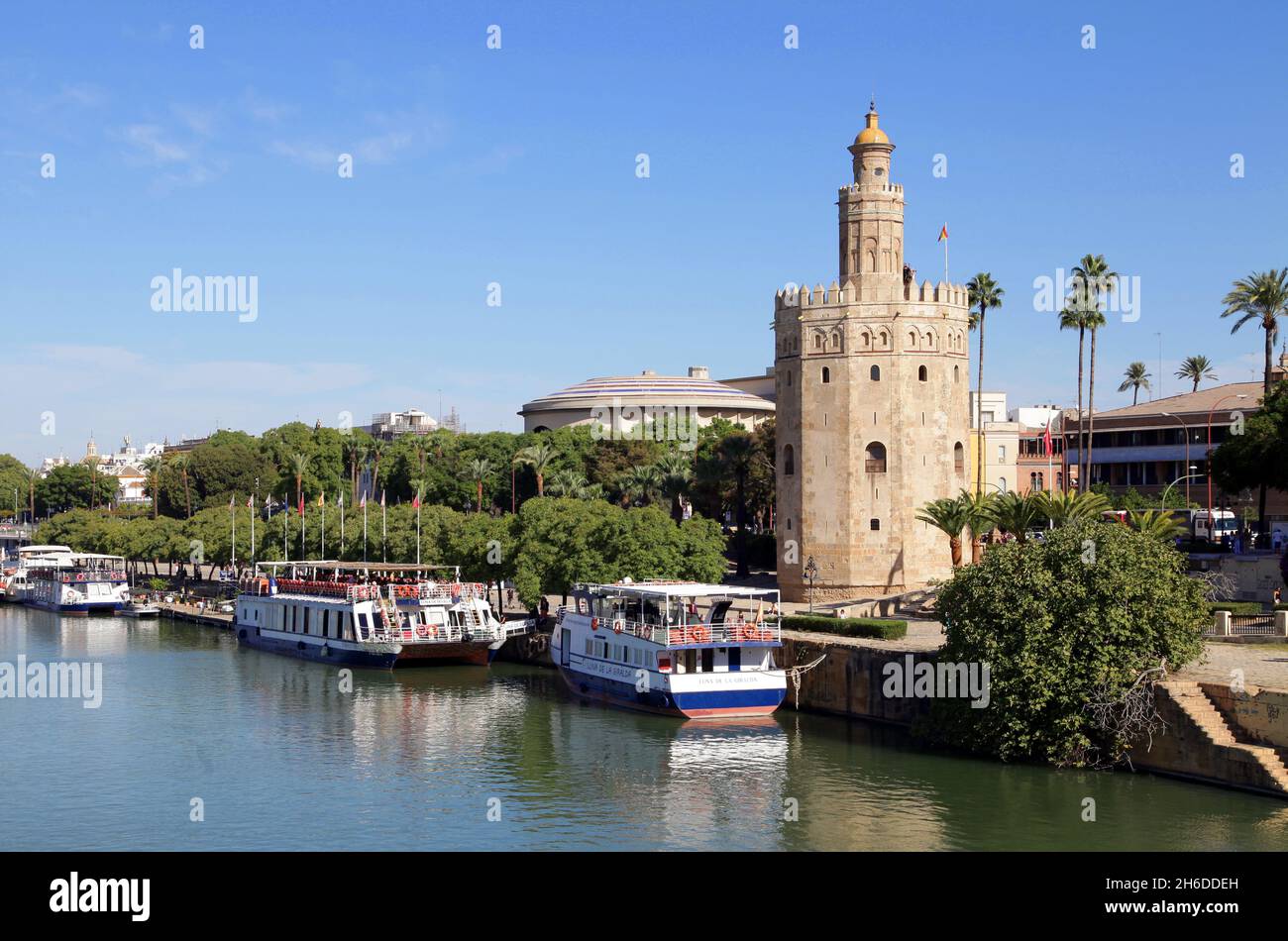 Torre del Oro en Sevilla España. A orillas del Guadalquivir. Foto de stock