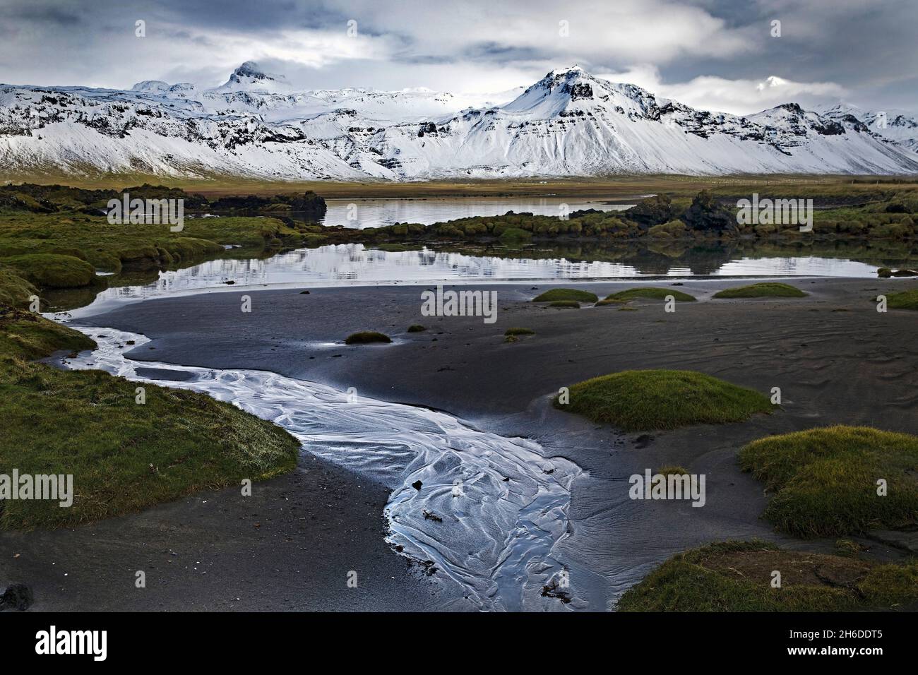 Panorama de montaña con nieve en marea baja, Islandia, Snaefellsnes, Budir Foto de stock