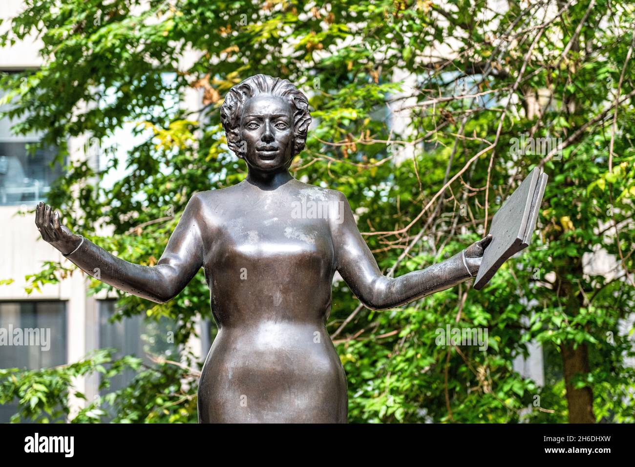 Estatua o escultura llamada 'Libertad de Expresión' en los Jardines McMurtry de Justicia en el distrito del centro de Toronto, Canadá. 14 de noviembre de 2021 Foto de stock