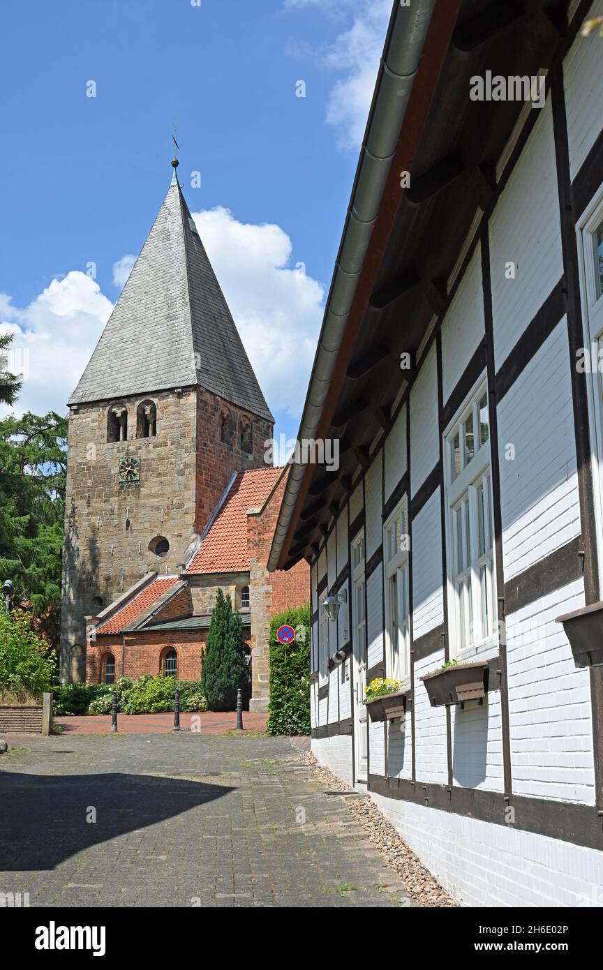 Pueblo idylll con fachada de entramado de madera y la iglesia medieval en Marklohe Foto de stock