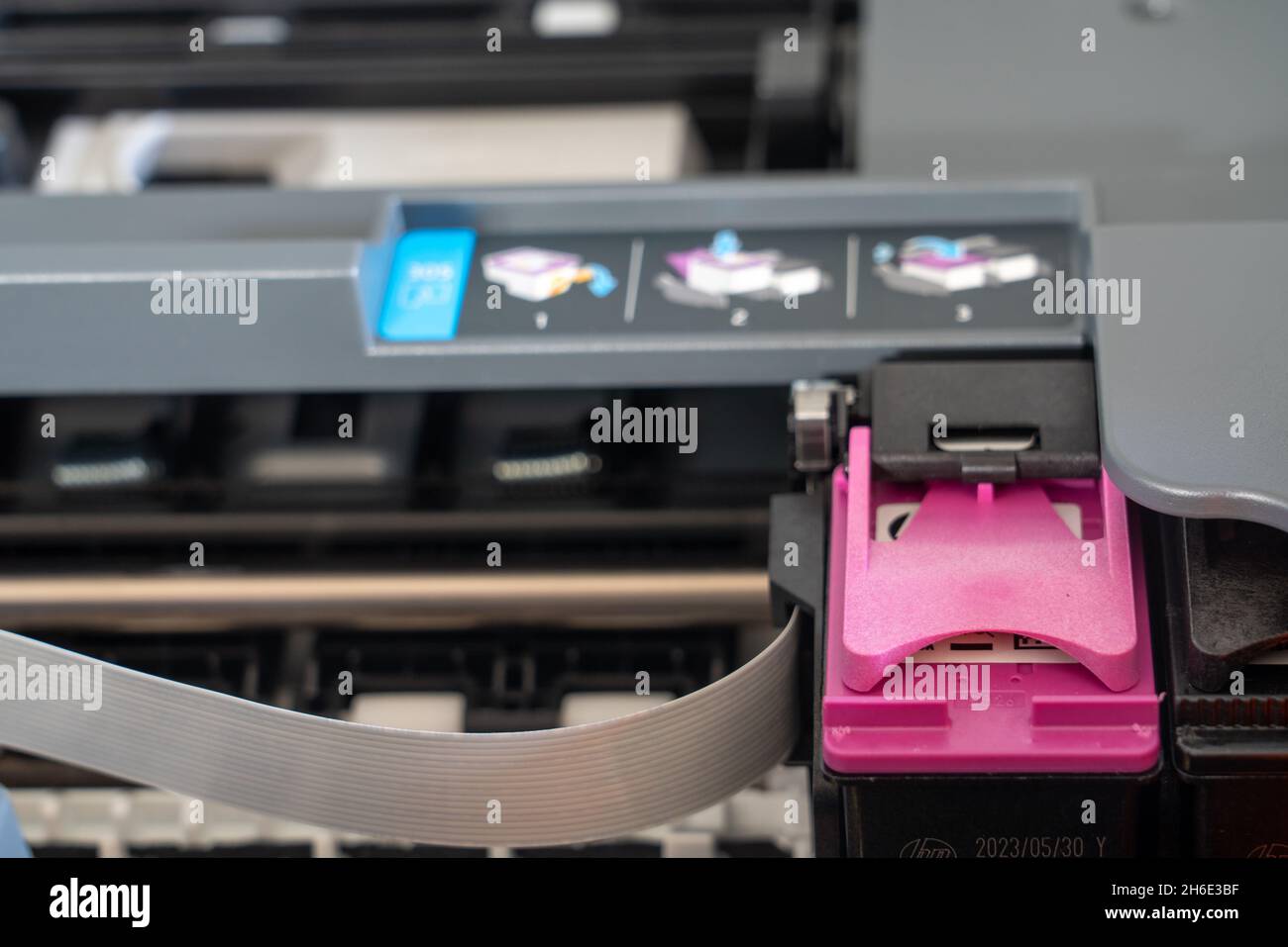 Lloret de Mar, España - 11.15.2021: Carro de cartuchos de impresión HP inc  para serie ENVY 6000 en color y negro Fotografía de stock - Alamy
