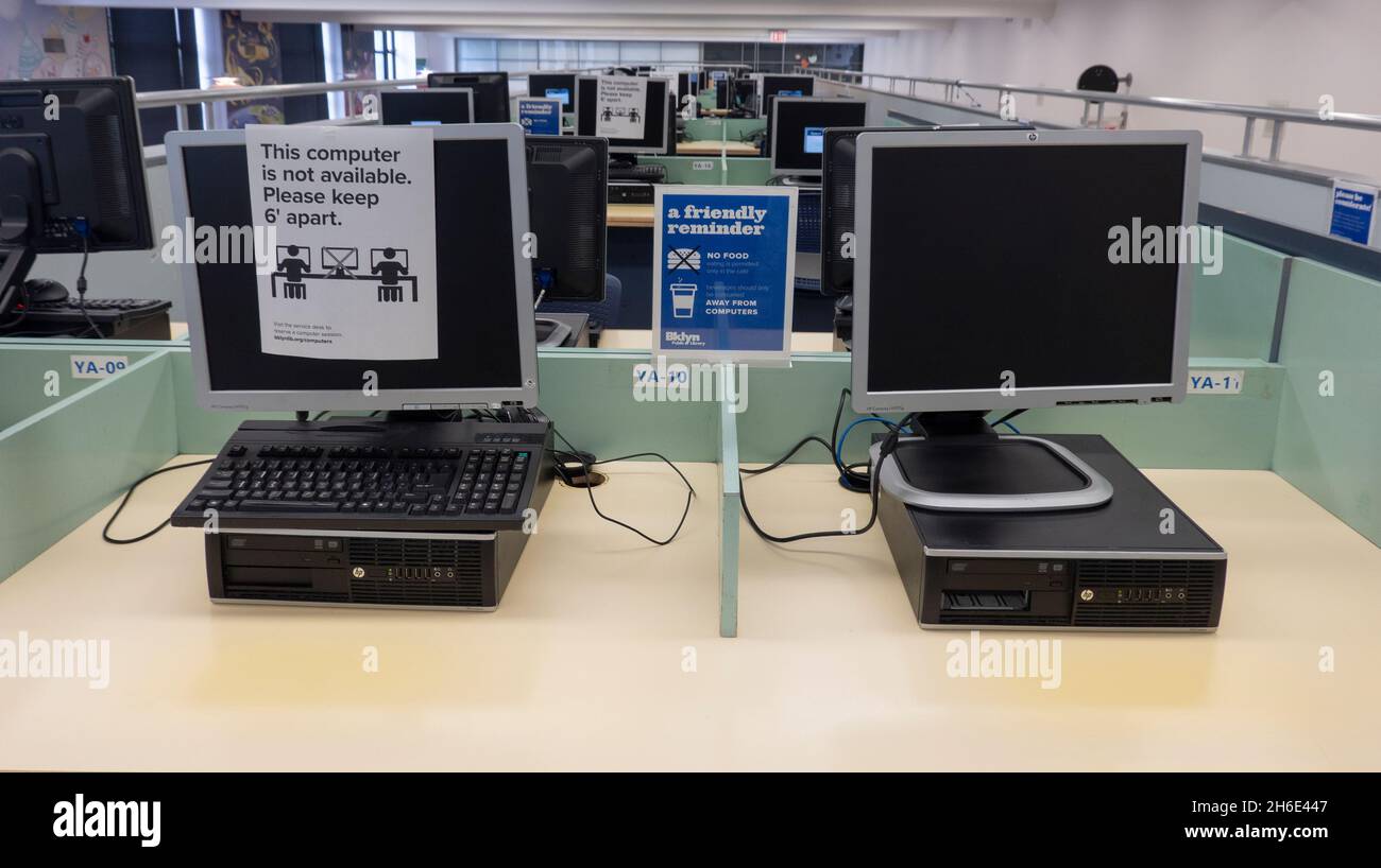 Normas sobre pandemias en la sala de computación de la biblioteca pública de Brooklyn, Nueva York Foto de stock