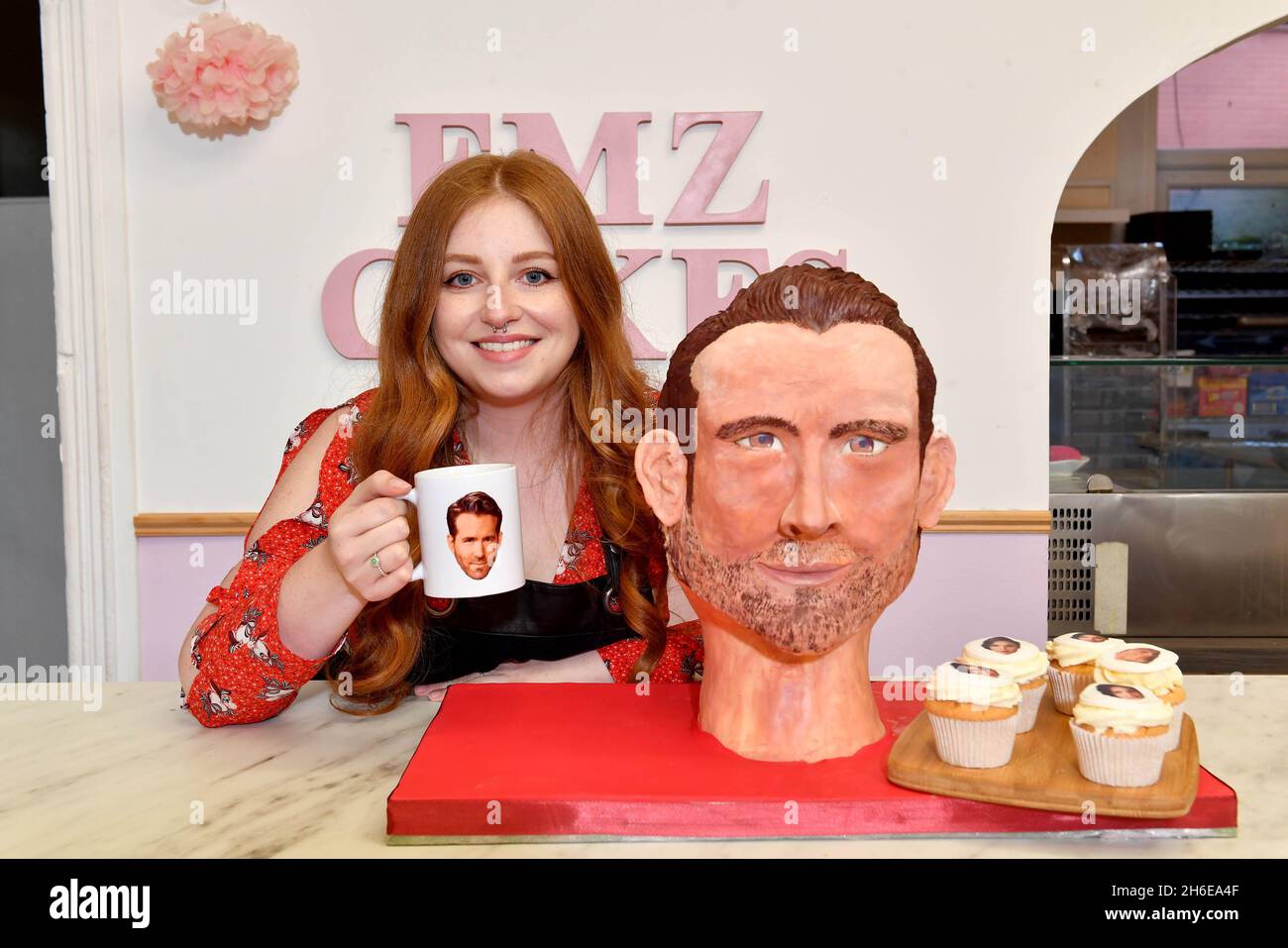 USO EDITORIAL SÓLO Emily Rowland con un modelo de pastel de Ryan Reynolds  en su tienda de pasteles EMZ en Wrexham como un clip invisible de la nueva  película de Ryan Reynold