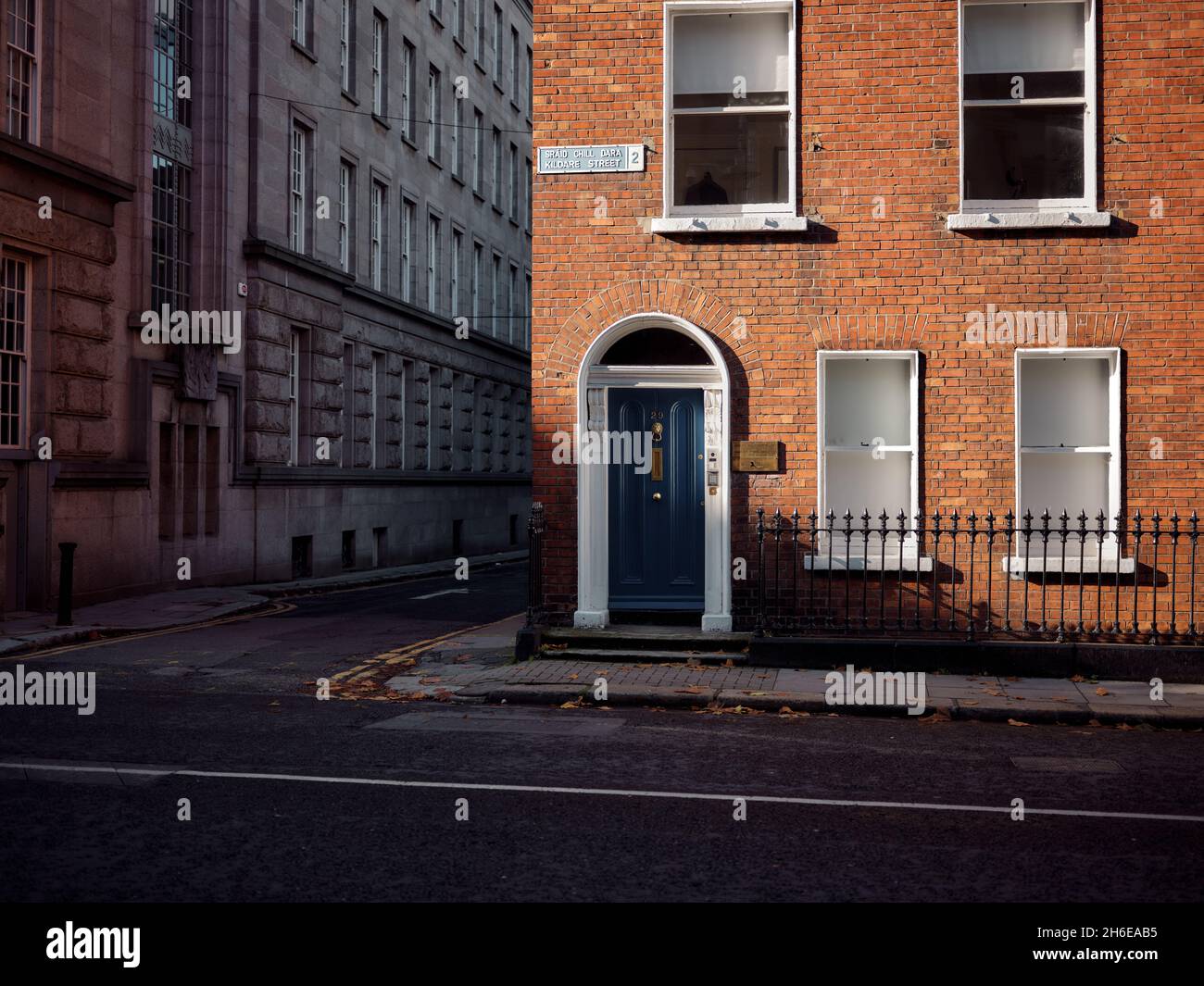 Edificios georgianos en la calle Kildare en la ciudad de Dublín, Irlanda. Foto de stock