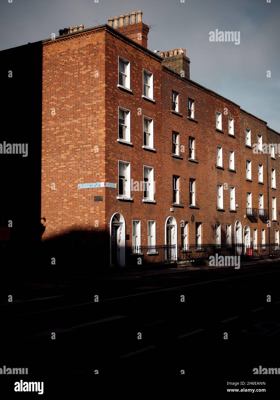 Edificios georgianos en la calle Kildare en la ciudad de Dublín, Irlanda. Foto de stock