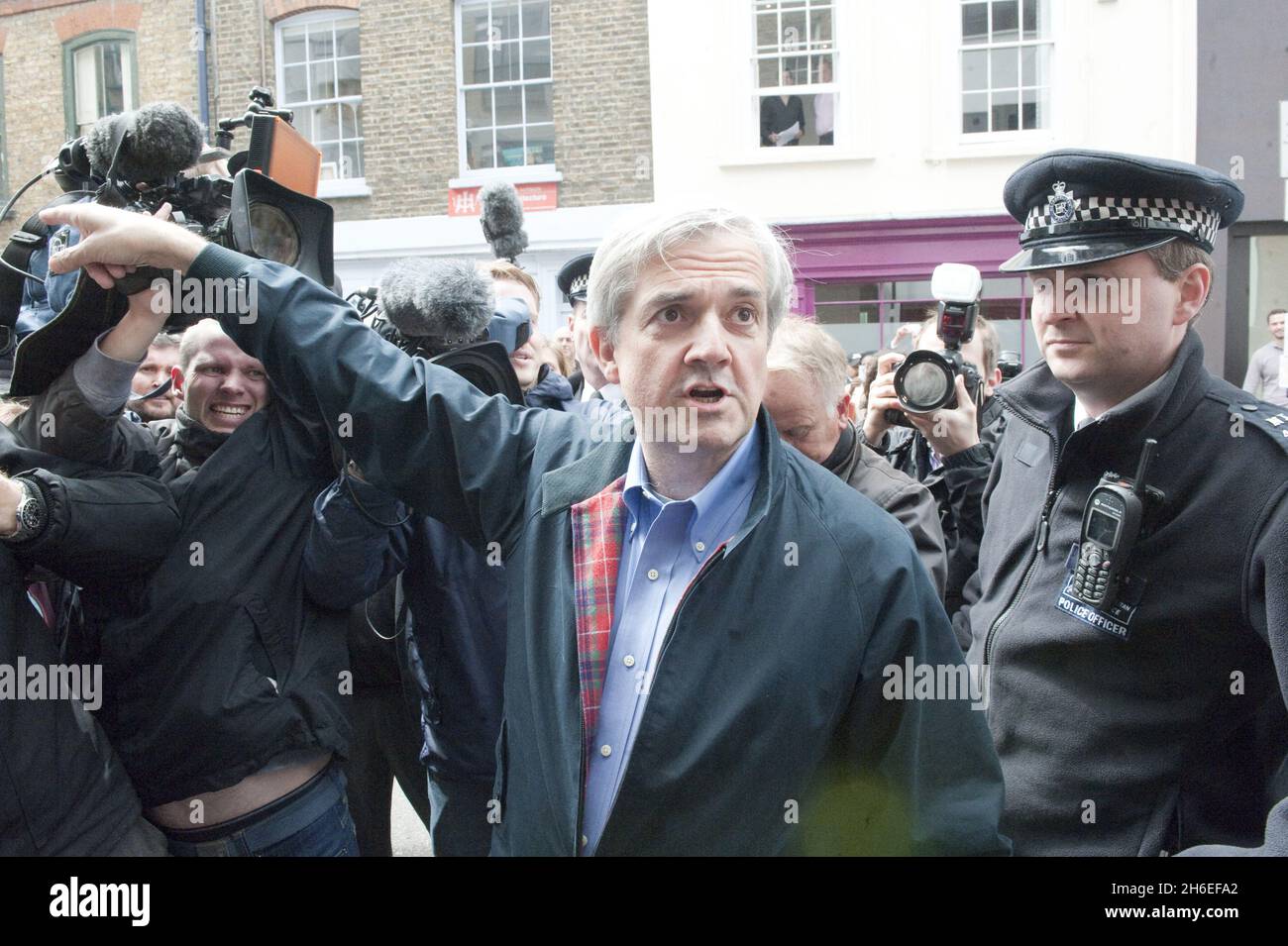 Chris Huhne, ex ministro del Gabinete y diputado de Eastleigh, se enfrenta a los medios de comunicación al ser liberado de la prisión, lo que describió como una experiencia humillante y aleccionadora en Clerkenwell, Londres. Foto de stock