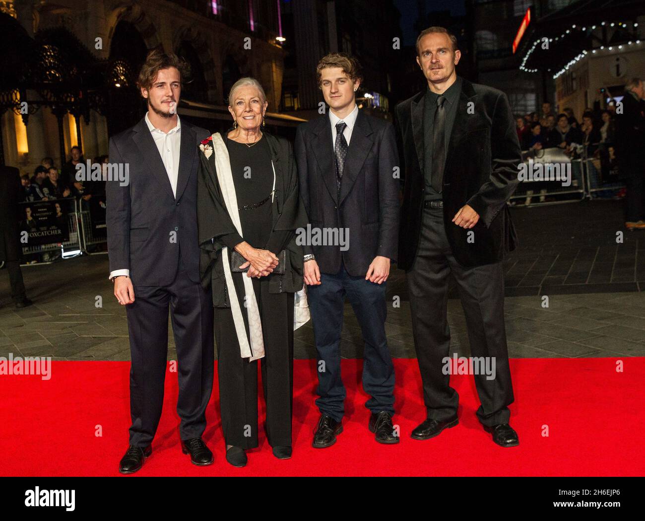 Vanessa Redgrave con su hijo Carlo Nero y sus nietos Michael Neeson y Raphael Nero en el estreno del Festival de Cine de Londres de Foxcatcher Foto de stock