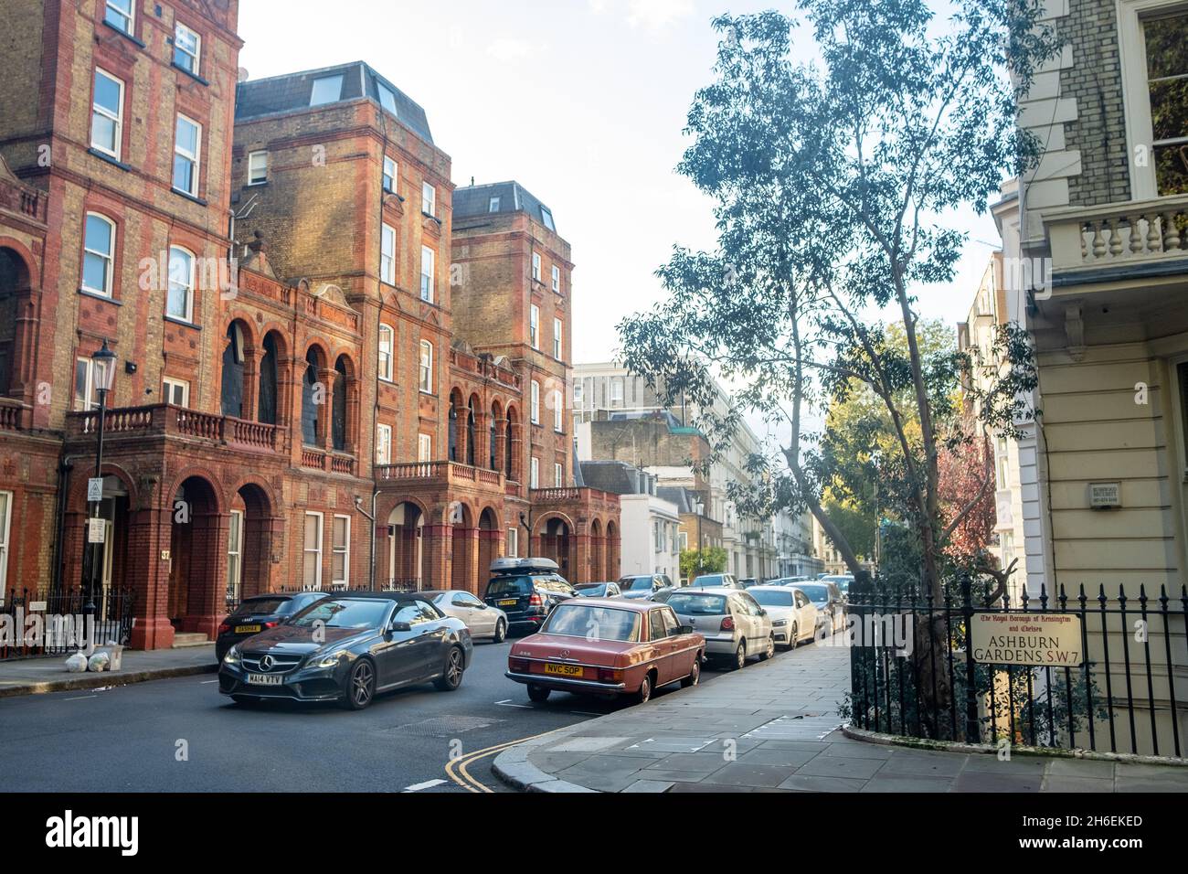 Calle de casas de lujo adosadas en Kensington, Londres Foto de stock