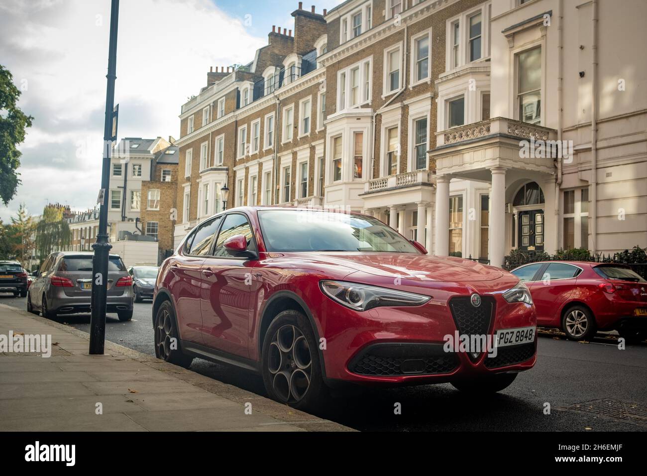 Londres- Noviembre de 2021: Un Alfa Romeo Stelvio estacionado en la elegante calle de Londres. Un todoterreno del fabricante italiano de automóviles Foto de stock