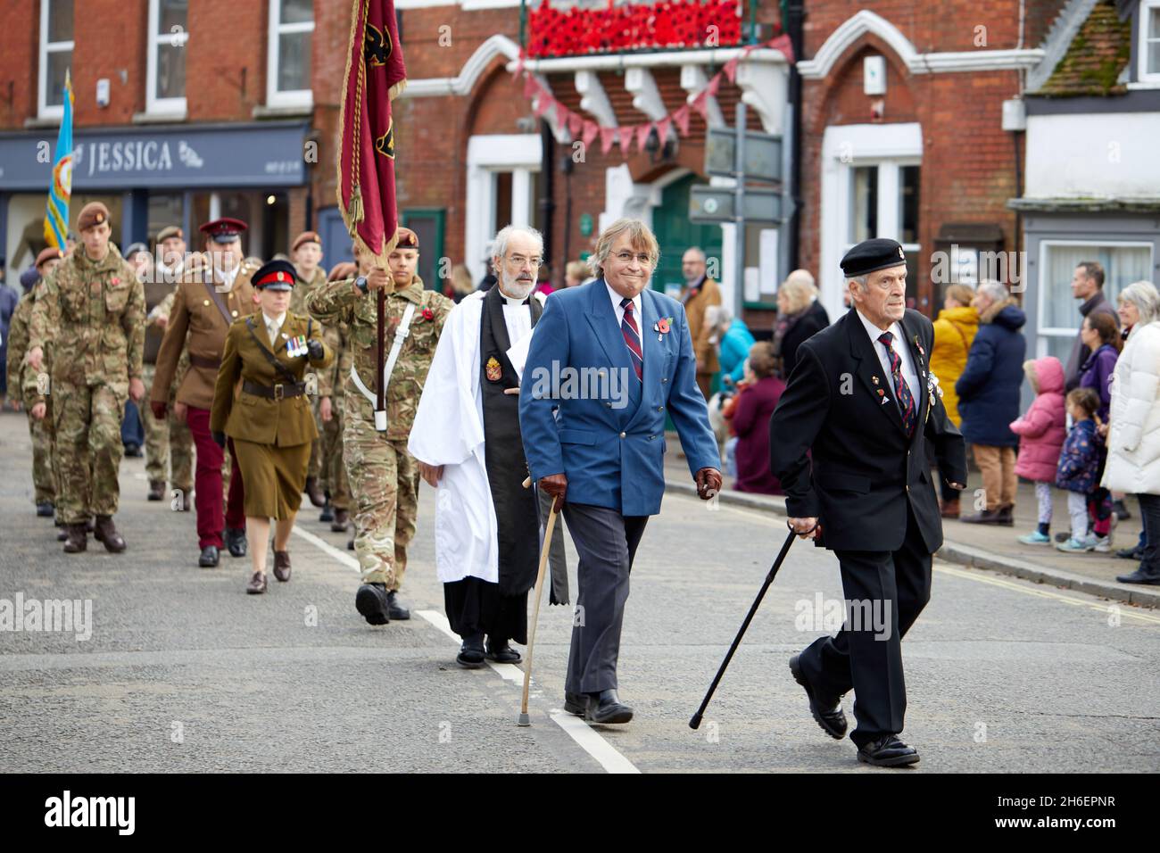 Fordingbridge, Reino Unido - 14 Nov 2021: Vetranos militares y clérigos dirigen a los militares a través de Fordingbridge durante el desfile anual del domingo de Recuerdo. Foto de stock