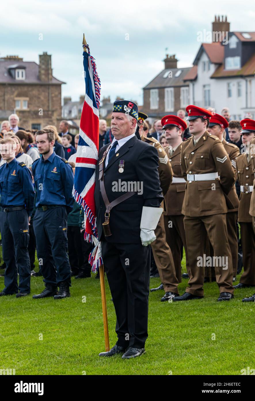 Los soldados que están de pie en la ceremonia del Día de Recuerdo, Dunbar, East Lothian, Escocia, Reino Unido Foto de stock