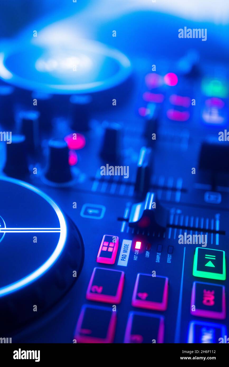 DJ mesa giratoria mesa de mezclas en luces de fiesta de boda discoteca de  colores Fotografía de stock - Alamy