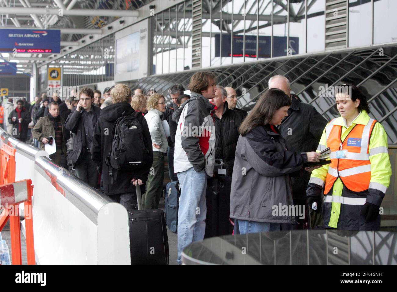 Los pasajeros de British Airways se vieron obligados hoy a abandonar sus  maletas en el aeropuerto de Heathrow tras el fallo del ordenador principal  de manipulación de equipajes y su respaldo de