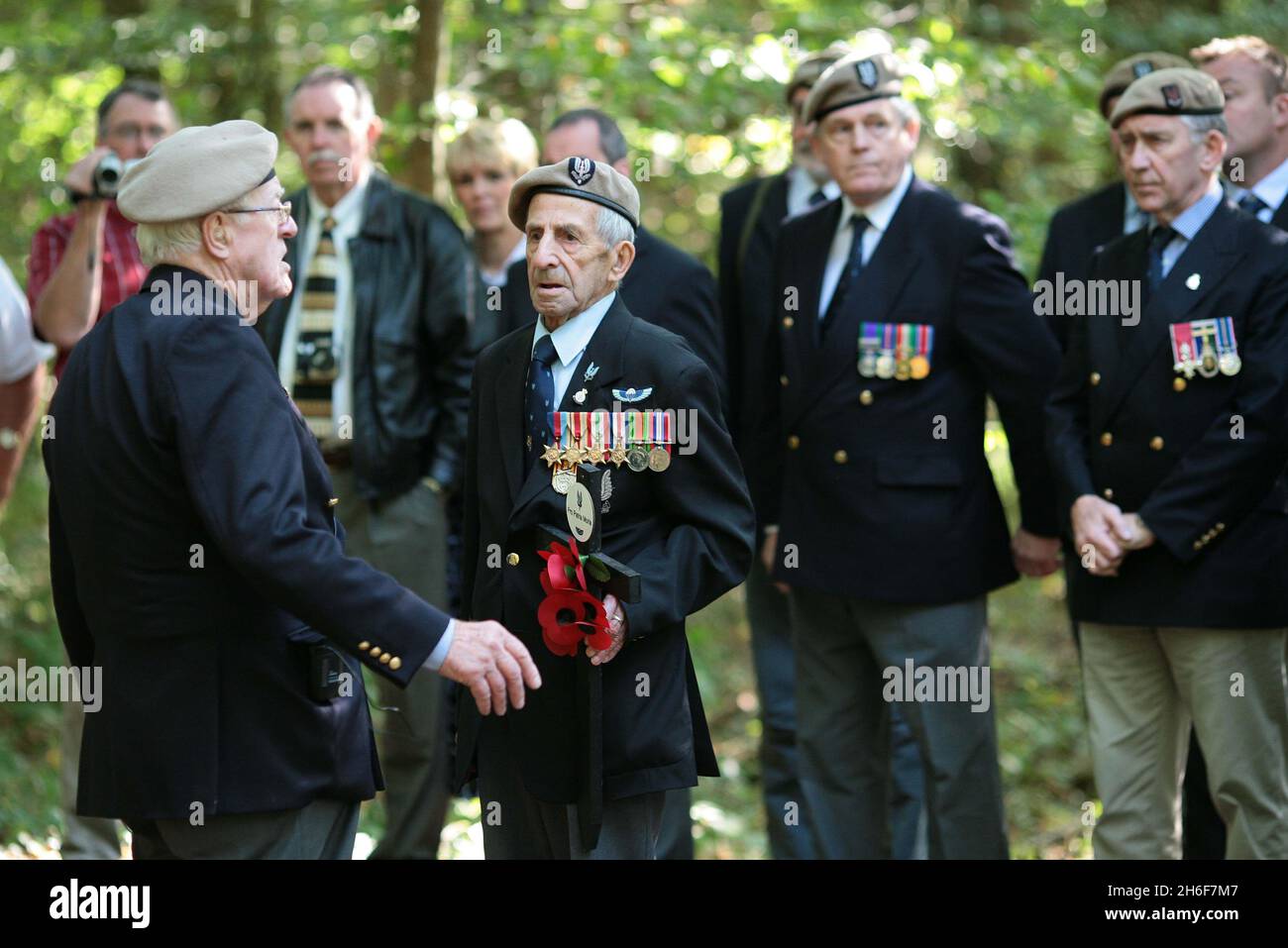 Ex-veterano de SAS Cyril Wheeler de 93 años (CENTRO) en el cementerio de  Verriers Fotografía de stock - Alamy