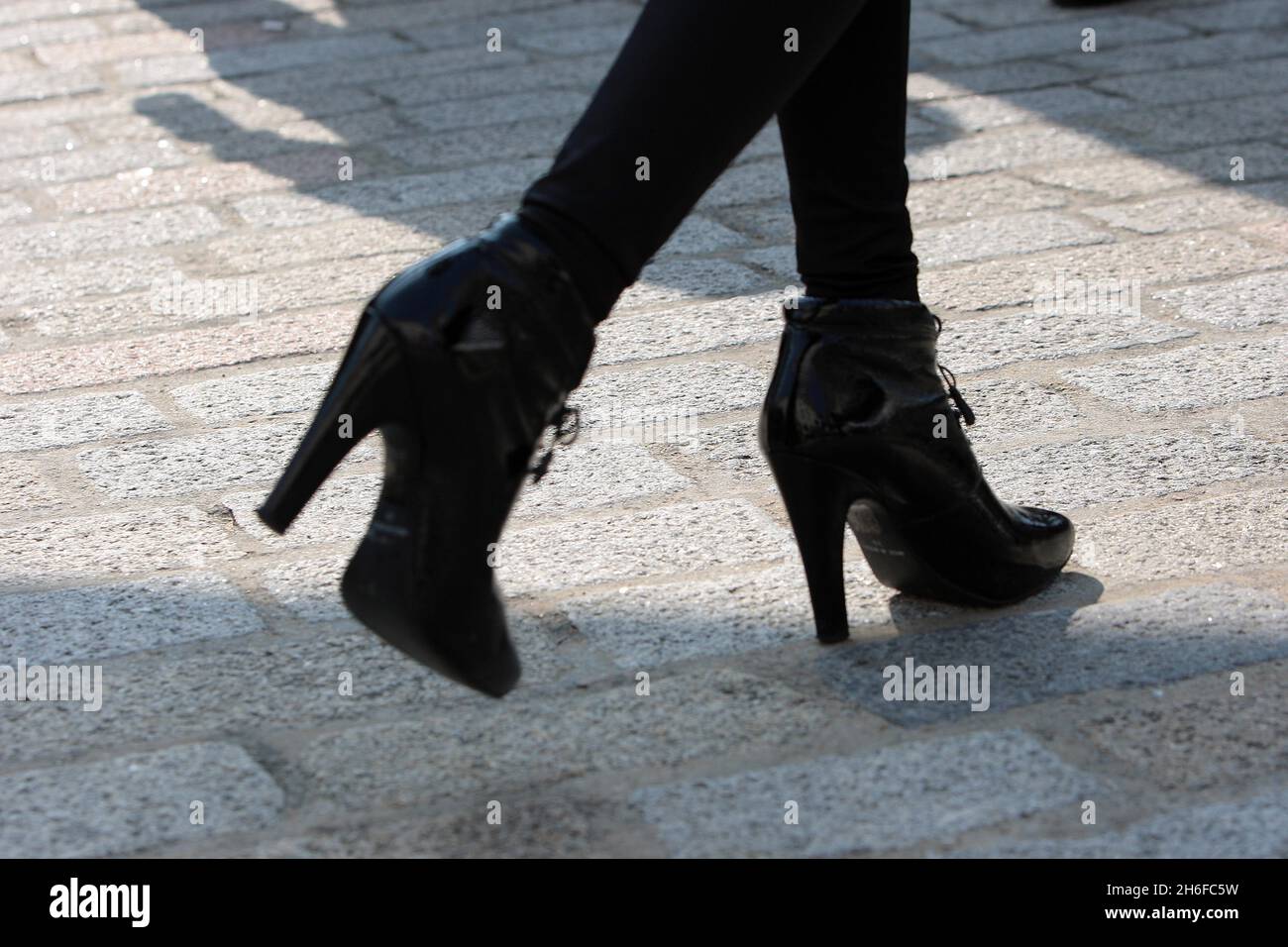 Tacones altos usados durante la Semana de la Moda de Londres hoy en  Somerset House en Londres Fotografía de stock - Alamy