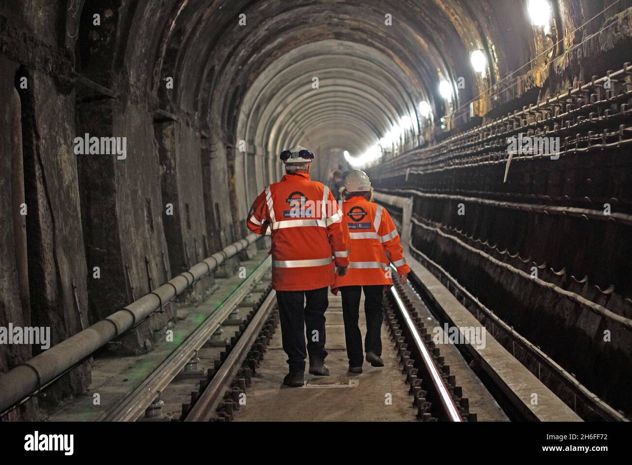 El túnel del Támesis, el cerebro de los genios de ingeniería Marc e Isambard Kingdom Brunel, se abrirá al público por sólo dos días la primera vez en 145 años hoy. Inaugurado en 1852, el túnel se apoderó de la imaginación de la nación: Nada se había visto como antes y abrió el camino para el actual sistema de tubos. Situada en las profundidades del río Támesis, es uno de los mayores triunfos de ingeniería de Brunels, y el único proyecto en el que trabajaron juntos. El túnel tiene 1.300ft de largo y, al final de la primera semana de apertura, más de la mitad de la población de Londres había pagado para caminar 'la sh Foto de stock