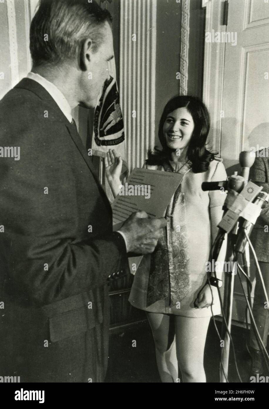 El gobernador DE Massachusetts FRANCIS Sargent se jura en Cynthia Olken, joven fideicomisario de la universidad estatal, USA 1969 Foto de stock