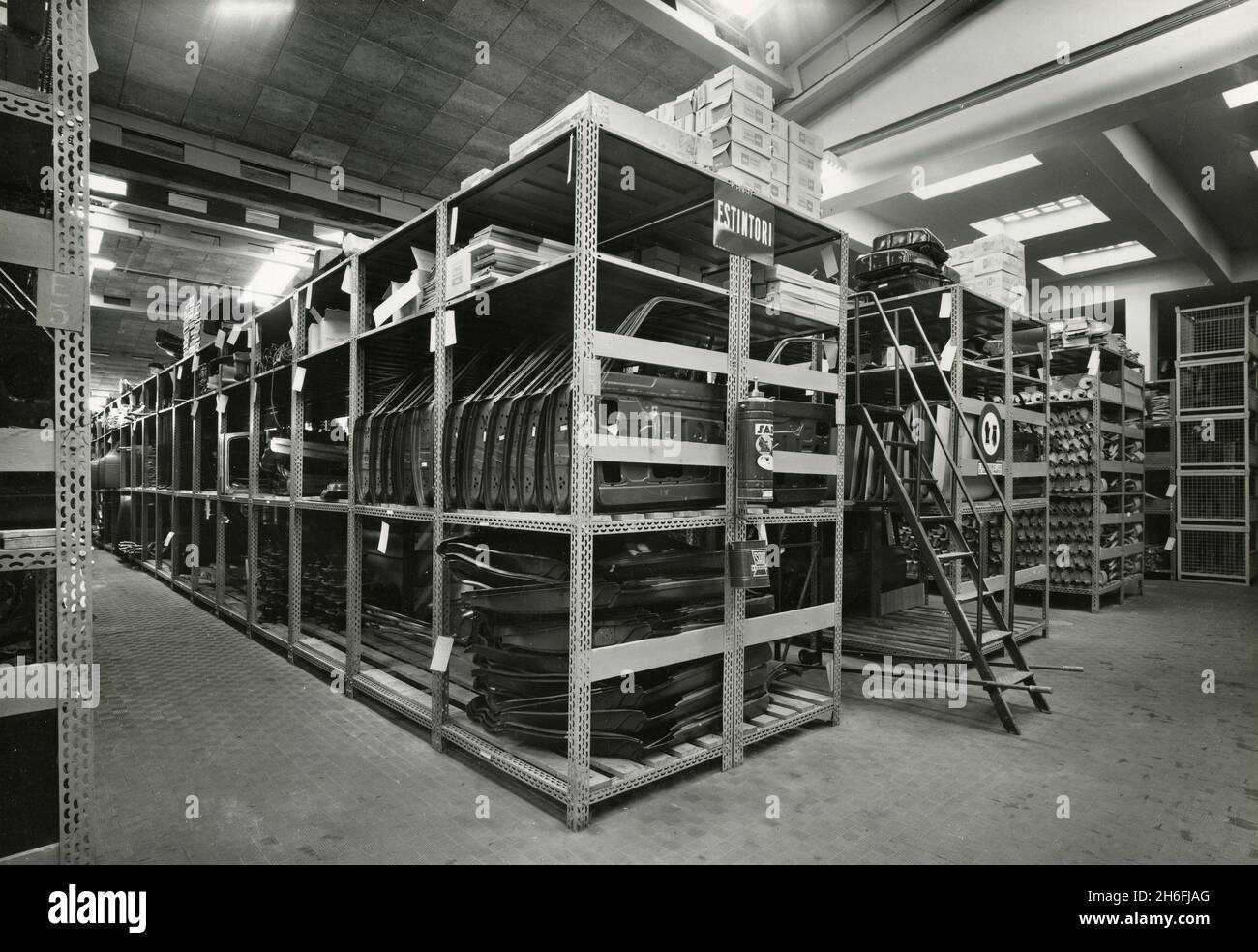 Detalle del almacén central de piezas de repuesto Ford en Roma Capannelle con tarjetas perforadas IBM, Italia 1960s Foto de stock