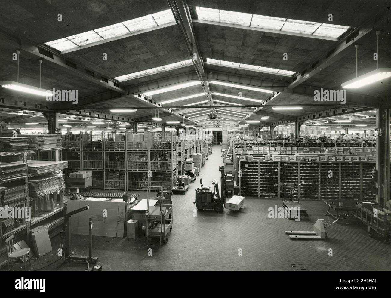 Vista del almacén central de piezas de repuesto de Ford en Roma Capannelle, Italia 1960s Foto de stock