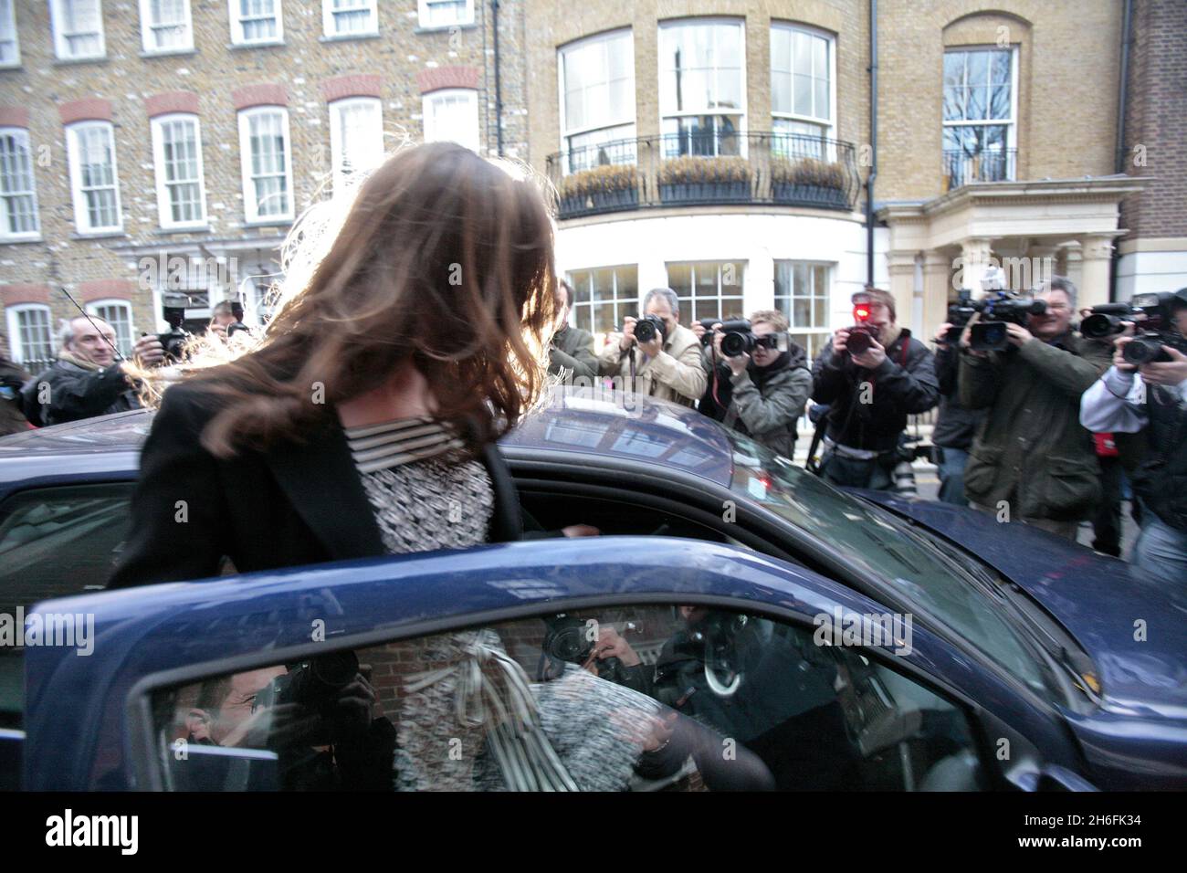 Kate Middleton fotografió salir de su casa en Londres el 9th de enero de 2007 Clarence House ha anunciado hoy que el príncipe William y Kate Middleton están comprometidos y casarse el próximo año. Foto de stock