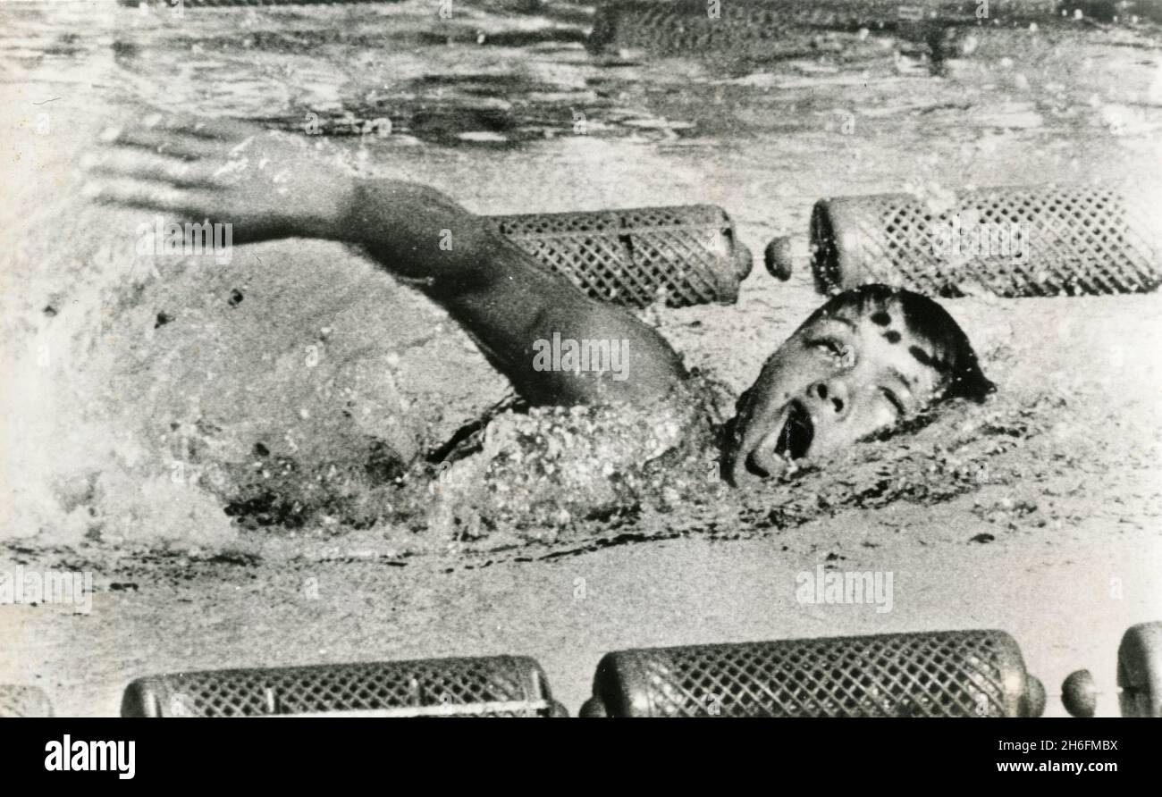 La atleta olímpica estadounidense Debbie Meyer marca un nuevo récord en el estilo libre de 800 metros, EE.UU. 1968 Foto de stock