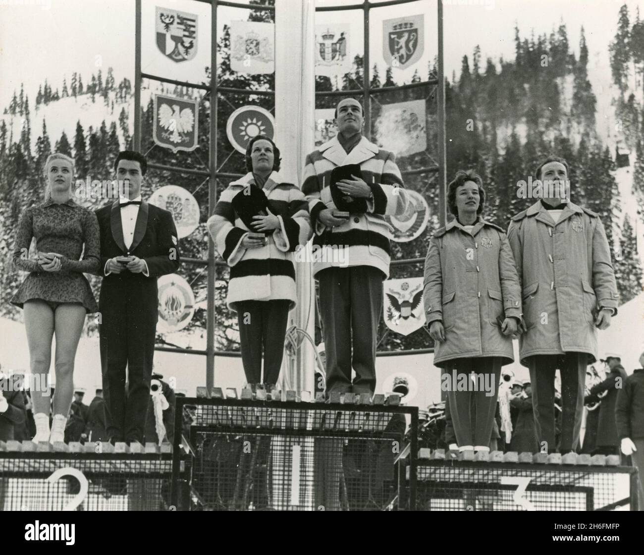 Pares figura patinadores campeones, de la izquierda: Marika Kilius y Hans Baumler, Alemania, medalla de plata; Barbara Wagner y Robert Paul, Canadá, medalla de oro; Nancy y Ronald Ludington, EE.UU., medalla de bronce, VIII Juegos Olímpicos, Squaw Valley, EE.UU. 1960 Foto de stock