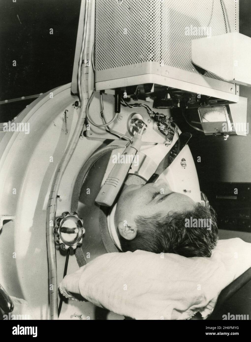 Una víctima de poliomielitis bulbar de 13 años retransmitiendo mensajes de emergencia desde su pulmón de hierro, EE.UU. 1964 Foto de stock