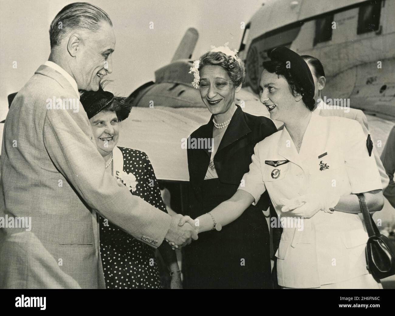 La enfermera de heroína de Dien Bien Phu, Vietnam, Genevieve de Galard Terraube es recibida a su llegada por la Embajadora francesa a los Estados Unidos y su esposa, USA 1954 Foto de stock