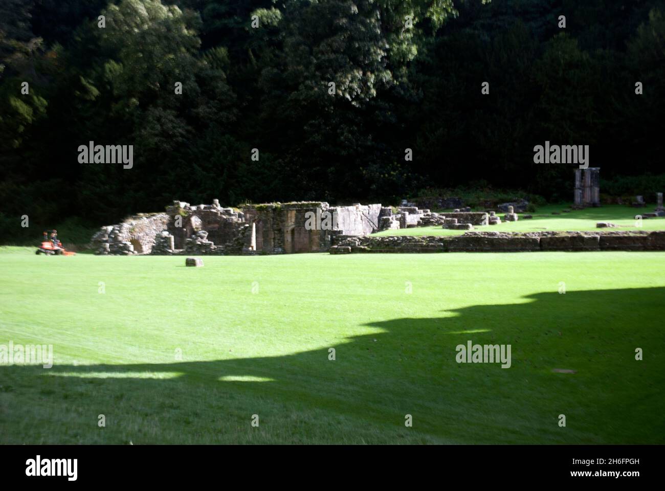 Ruinas en Studley Royal Water Gardens, Studley Royal Park, Fountains Abbey, Aldfield, cerca de Ripon, North Yorkshire, Inglaterra Foto de stock