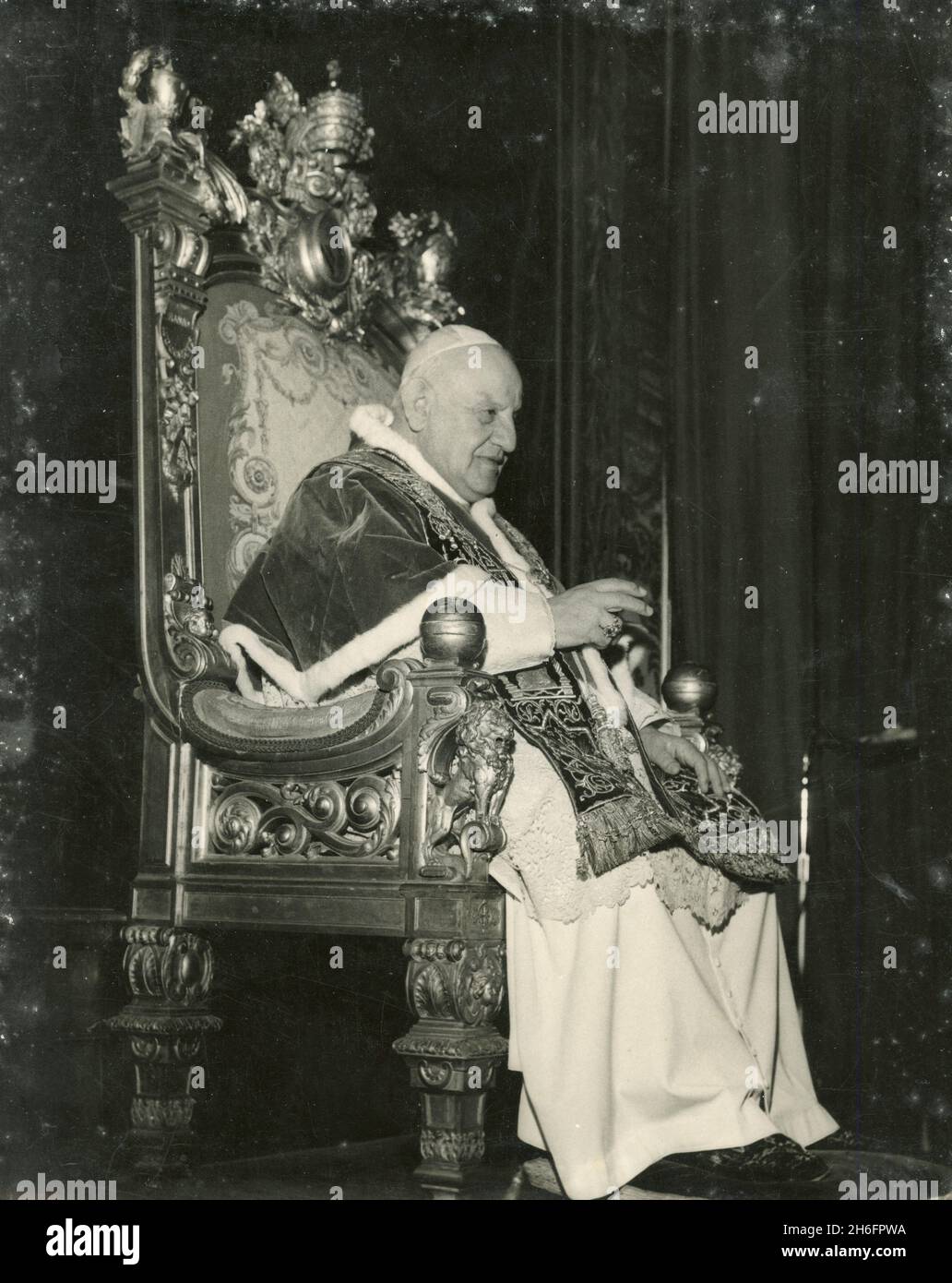riqueza frío Recogiendo hojas Silla papal fotografías e imágenes de alta resolución - Alamy