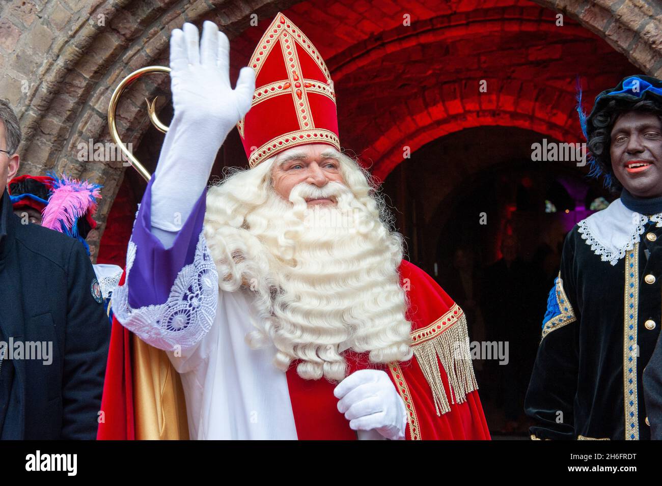ENSCHEDE, PAÍSES BAJOS - 13 DE NOVIEMBRE de 2021: Retrato de la santa Claus holandesa llamado 'Sinterklaas' mientras llega a la ciudad. Foto de stock