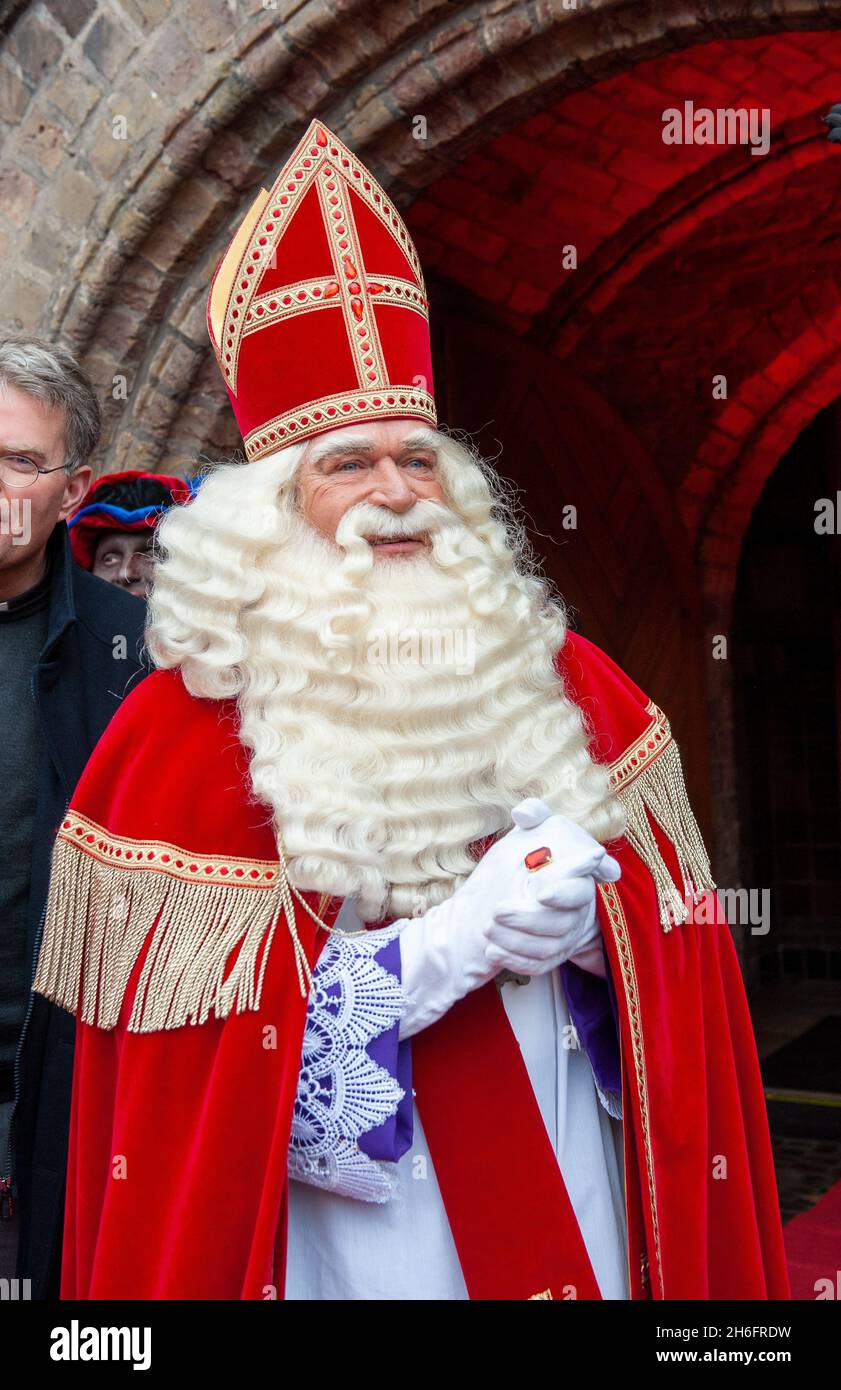 ENSCHEDE, HOLANDA - 13 DE NOVIEMBRE de 2021: El holandés Santa Claus llamado 'Sinterklaas' está llegando a la ciudad. Foto de stock