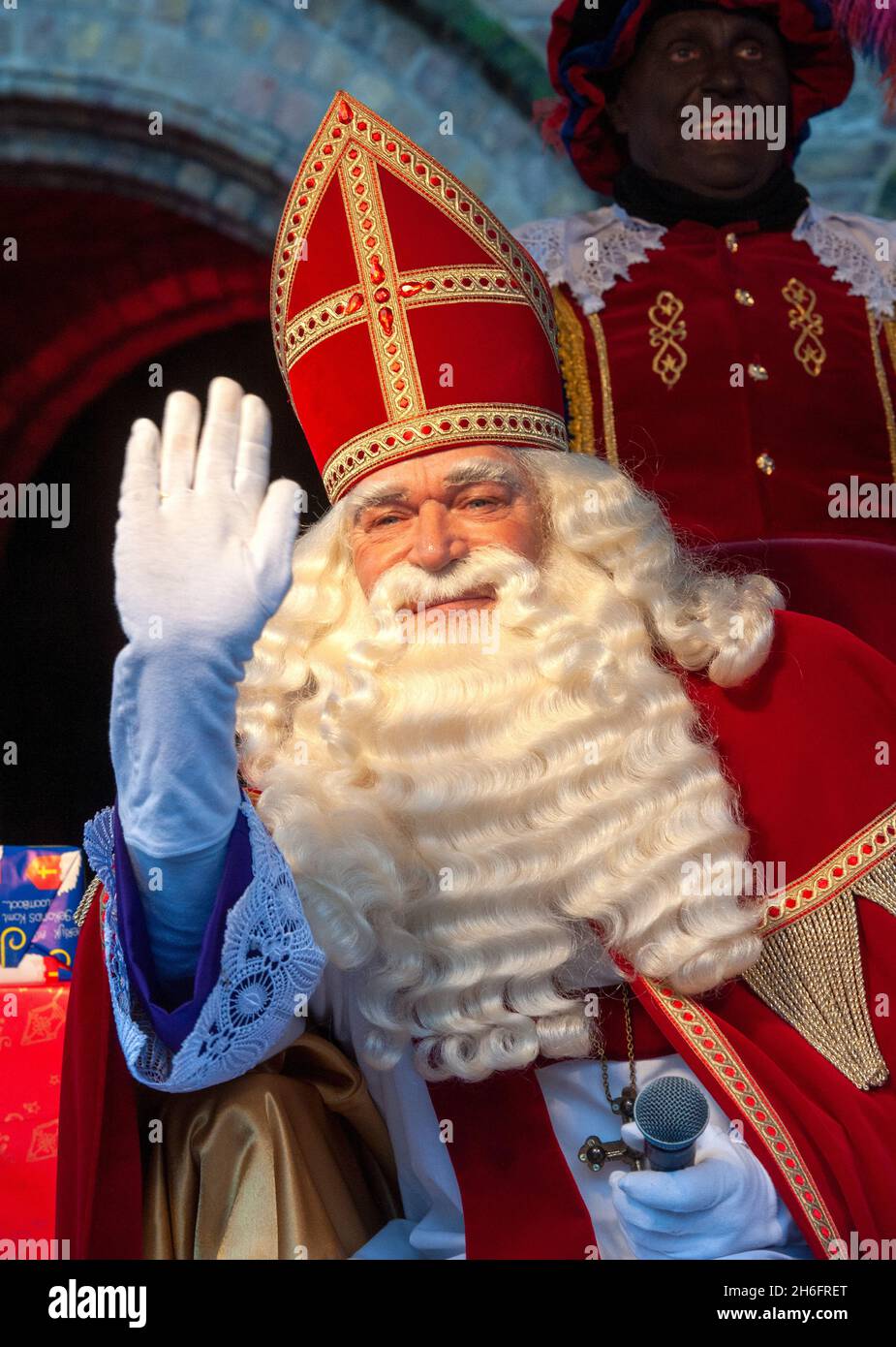 ENSCHEDE, PAÍSES BAJOS - 13 DE NOVIEMBRE de 2021: Retrato de la santa Claus holandesa llamado 'Sinterklaas' mientras llega a la ciudad. Foto de stock