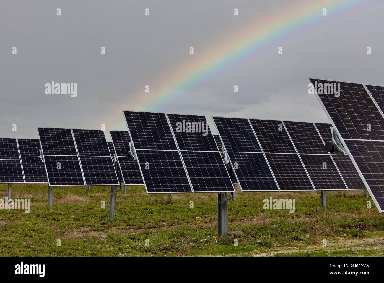 Rainbow Over Solar farm, Mid-Michigan, EE.UU., por James D Coppinger/Dembinsky Photo Assoc Foto de stock