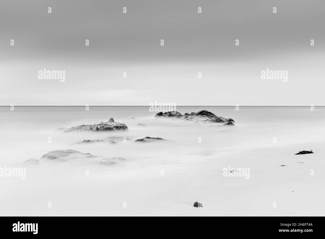 Playa y rocas en la costa en la playa Old Head, Louisburgh, County Mayo, Irlanda Foto de stock