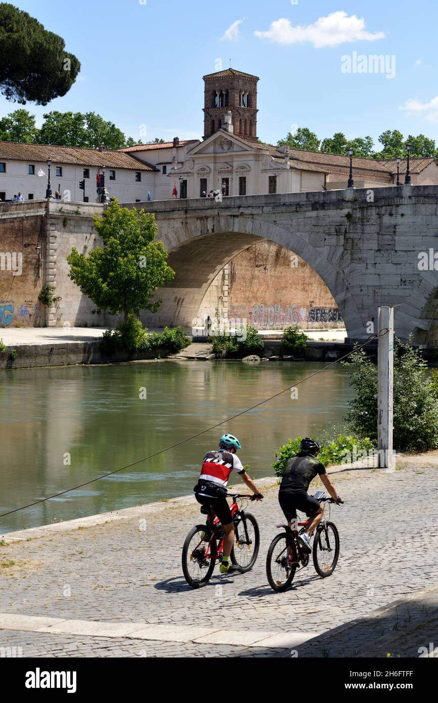 italia, roma, río tíber, puente ponte cestio, bicicletas Foto de stock