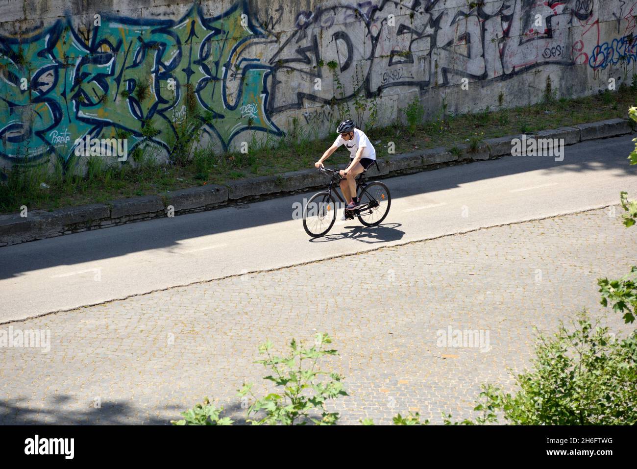 ciclismo a lo largo del río tíber, roma, italia Foto de stock