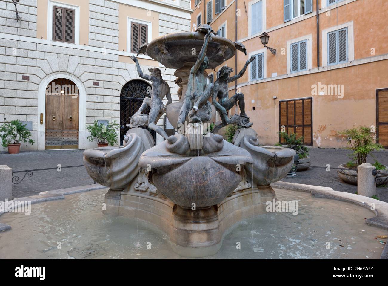 Italia, Roma, gueto judío, piazza Mattei, Fontana delle tartarughe Foto de stock