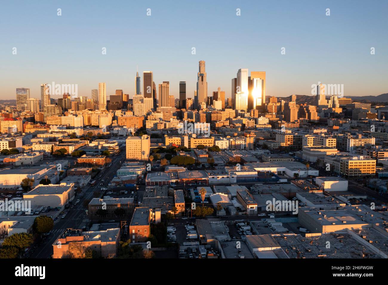 Vista aérea del centro de Los Ángeles bañado por la luz dorada del amanecer Foto de stock