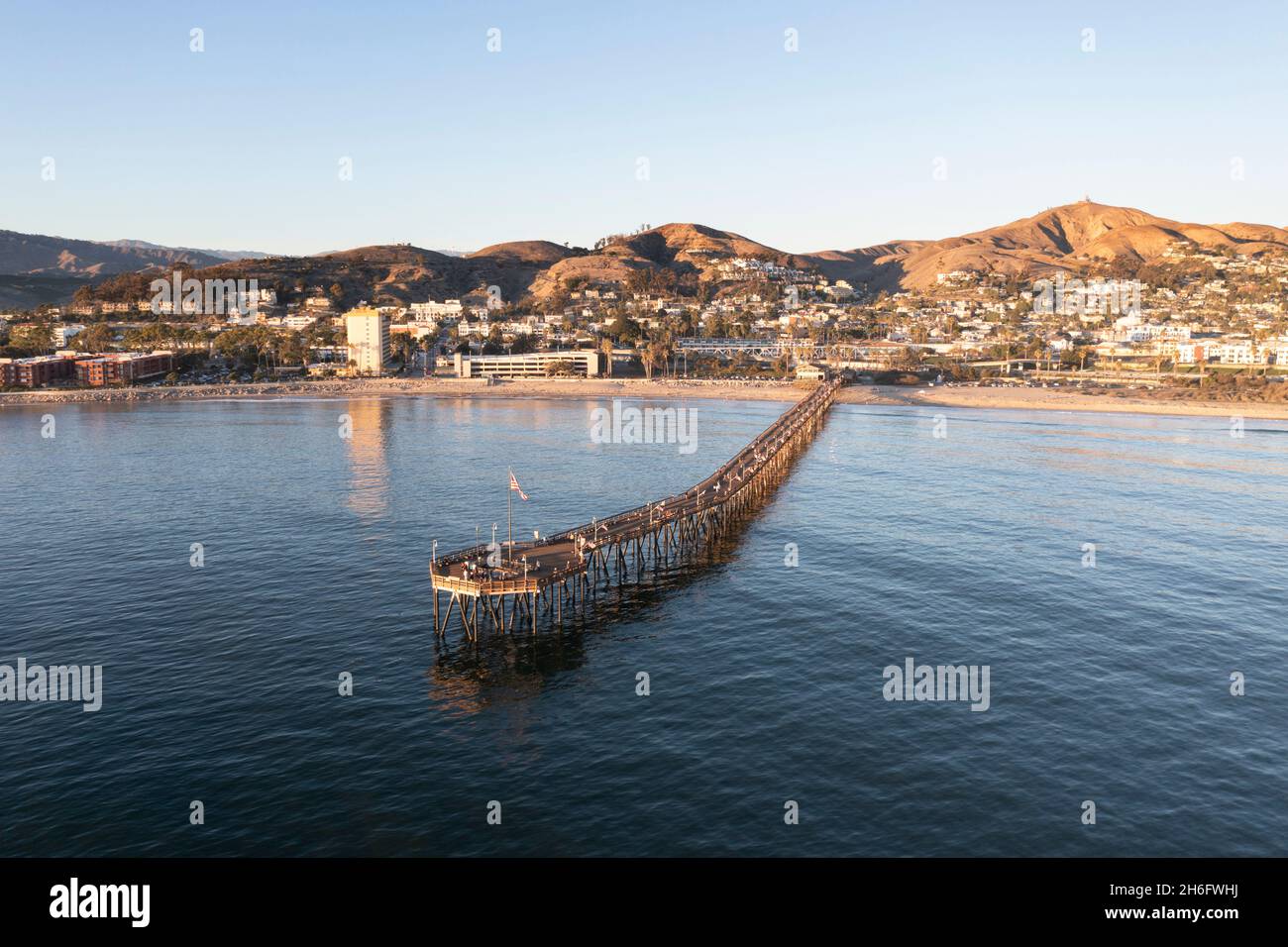 Vista aérea de Ventura Pier a lo largo de la costa del Pacífico del sur de California al atardecer Foto de stock