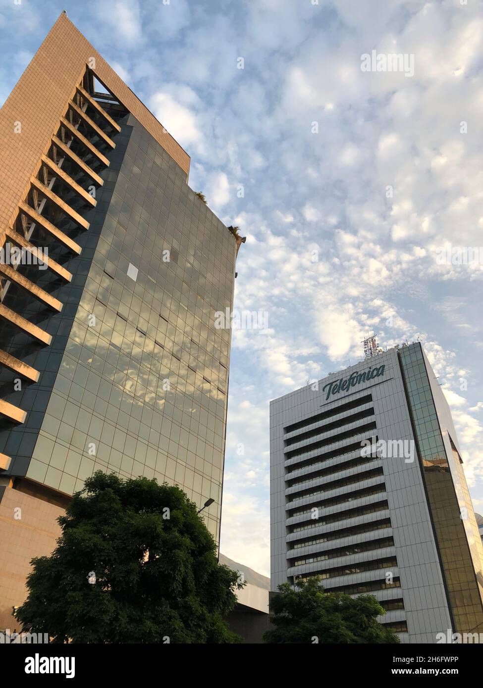 El exterior y el logotipo del moderno edificio de la sede del operador de telecomunicaciones Telefónica Movistar en Caracas Foto de stock