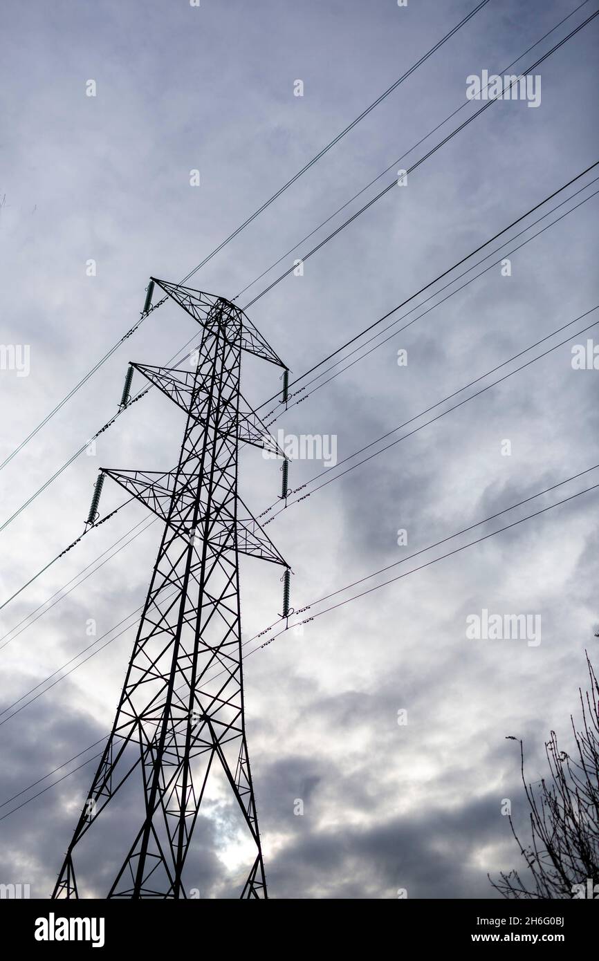 Los pilones de electricidad atraviesan la campiña de Pennine cerca de  Halifax, Calderdale, West Yorkshire. Una torre de transmisión, también  conocida como pilón de electricidad o simplemente pilón en inglés británico  y
