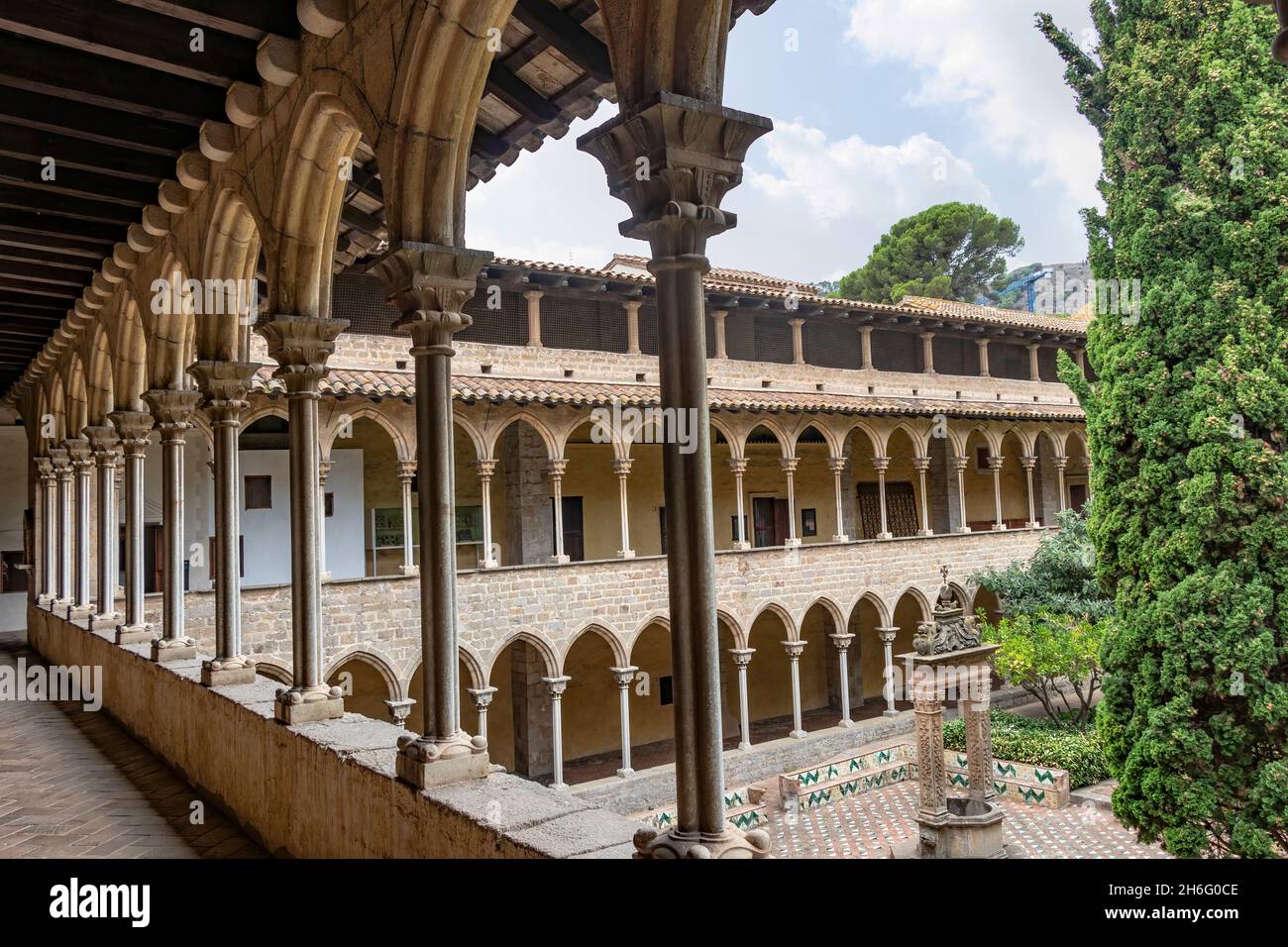 Barcelona, España - 24 de septiembre de 2021: El claustro del Monasterio de Pedralbes. Es un monasterio gótico en Barcelona, Cataluña, España Foto de stock