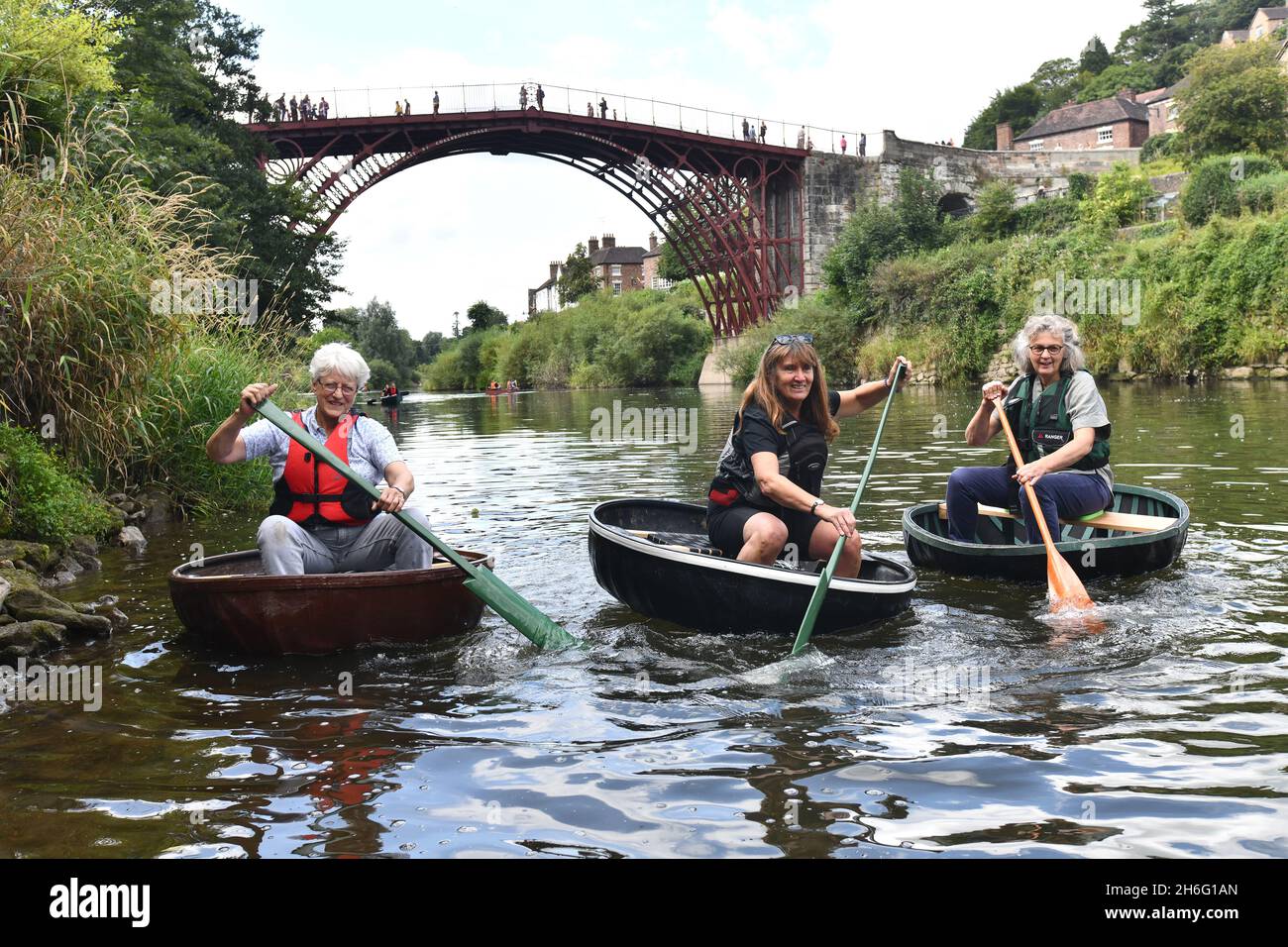 Los miembros de Ironbridge Coracle Trust están preparando alguna práctica de última hora en el río Severn para la Regata del Coráculo de Vacaciones Bancarias. Después de una ausencia de Foto de stock