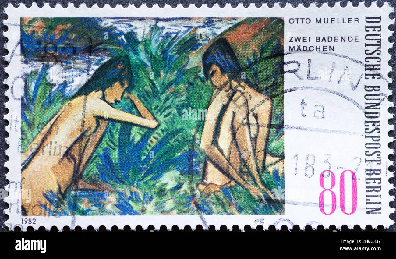 ALEMANIA, Berlín - ALREDEDOR de 1982: Un sello de franqueo de Alemania, Berlín que muestra a dos chicas de baño por el pintor expresionista Otto Mueller Foto de stock