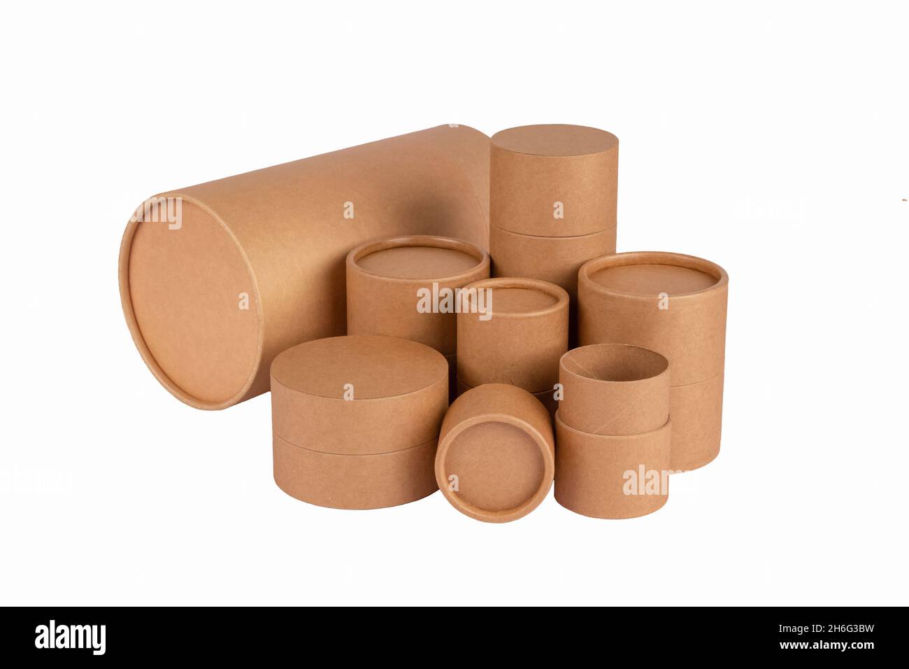 Diferentes tubos de papel con tapas o tapas de papel, kraft reciclar  contenedores de cartón para embalaje aislado en blanco con espacio de  copia, maqueta. Reciclable Fotografía de stock - Alamy